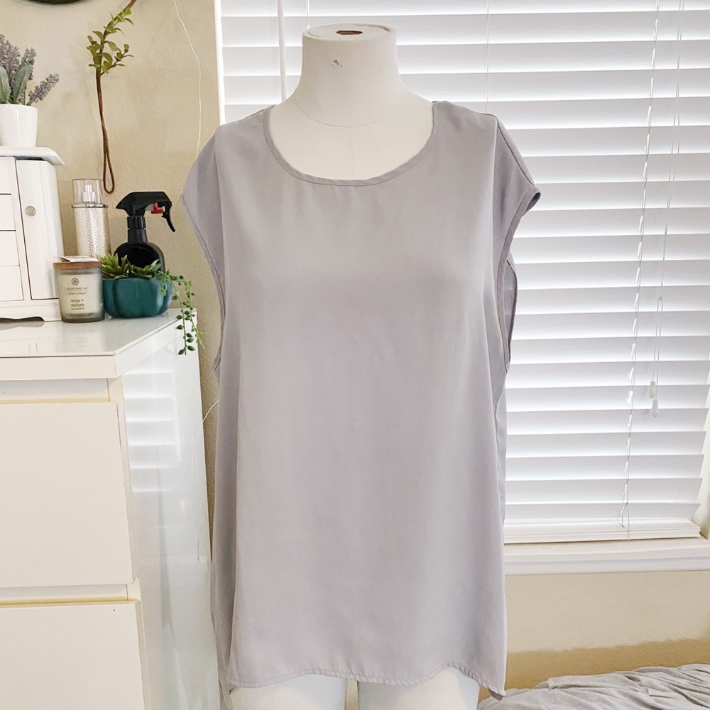 ✨NEW✨ Silky Sleeveless Droptail Top